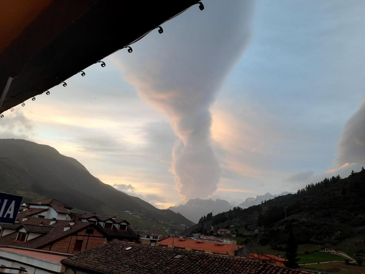 Hosteria Picos De Europa Potes Bagian luar foto