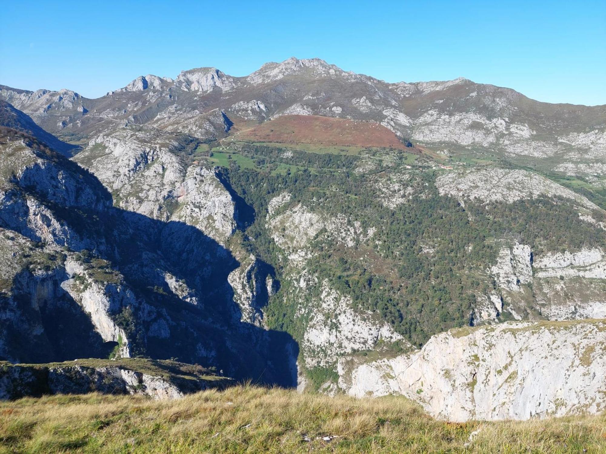 Hosteria Picos De Europa Potes Bagian luar foto